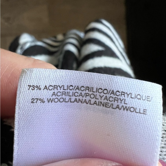 Jones Studio Women’s Black and White Chevron Cardigan Sweater - Picture 6 of 8